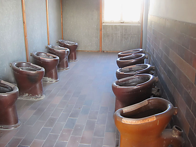 KZ-Gedenkstätte Dachau: Toiletten in der Baracke