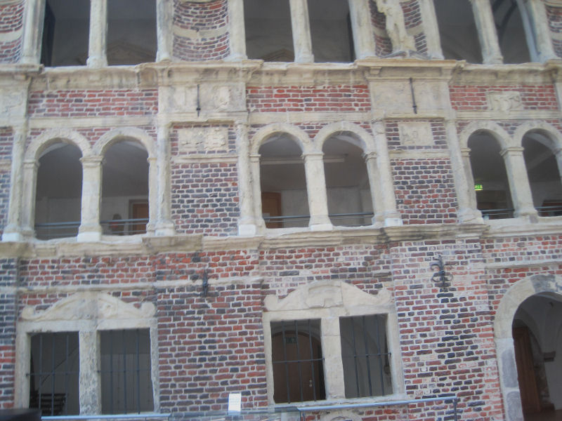 Das sieht man, wenn man das Schloss durch den Glaskasten schon betreten hat. Die ursprünglichen Außenfassaden sind erhalten und werden renoviert