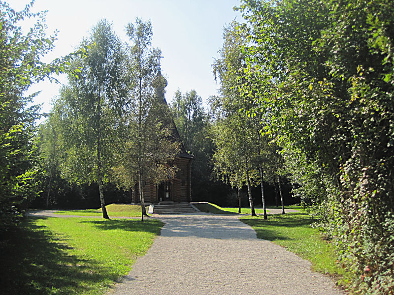 KZ-Gedenkstätte Dachau: Der Weg zur Russisch-orthodoxen Auferstehungskapelle von 1995