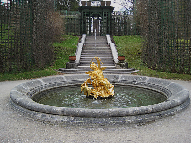 Westparterre, vergoldete Brunnenfigur - Liebesgott &quot;Amor mit Delfinen&quot;
