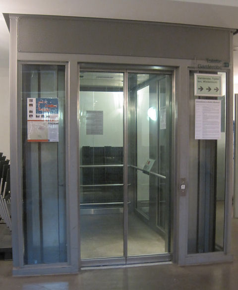 innerhalb des Museums gibt es einen Aufzug, die erste Halle geht über 3 Eragen