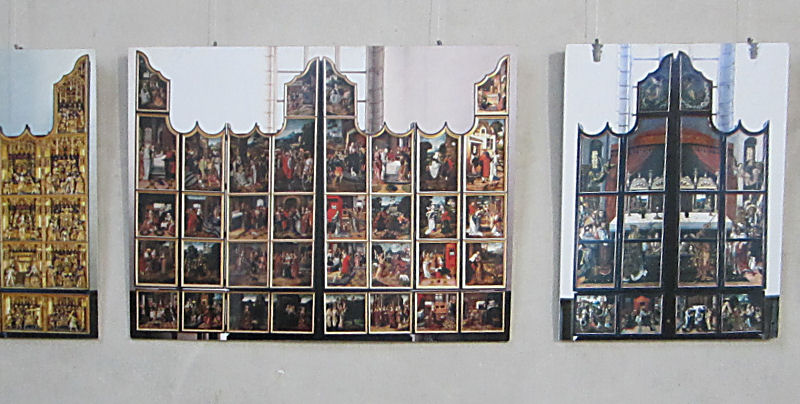 St. Petri -Fotos vom Faltaltar, so kann er je nach Jahreszeit aussehen. Vor Weihnachten und Ostern natürlich in Gold