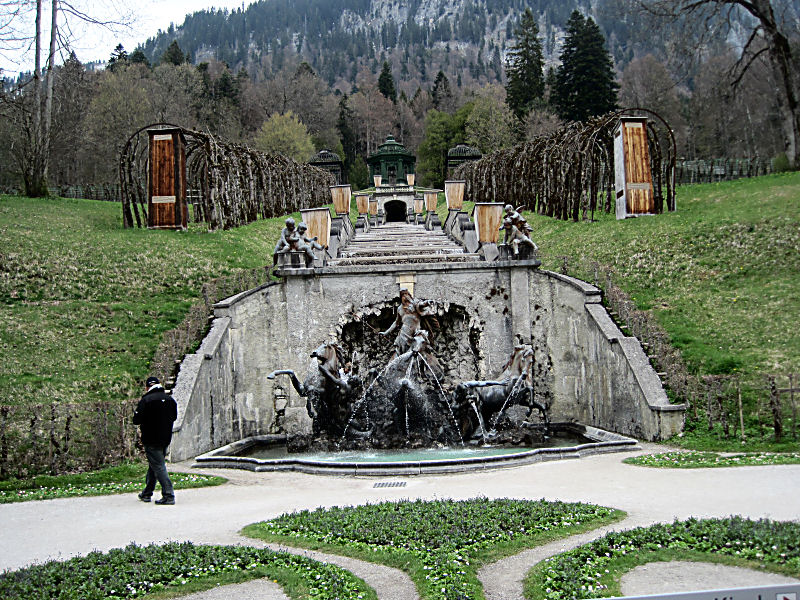 Neptunbrunnen mit einer über 30 Stufen gehenden Kaskade an der Nordseite des Schlosses