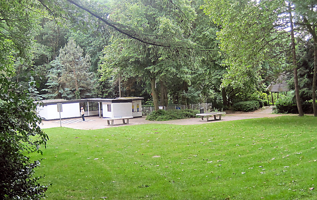 Tischtennisplatten, mitten im Wald vom Gysenberg Park