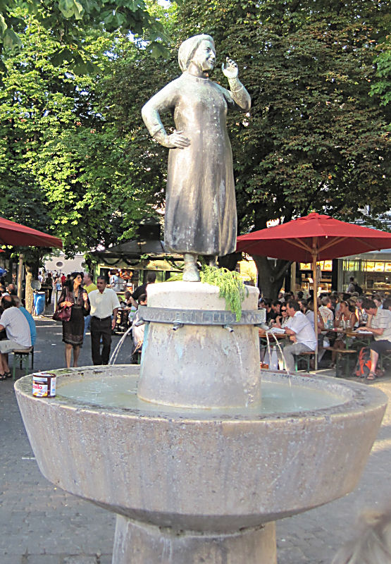 einer der vielen Brunnen auf dem Viktualienmarkt