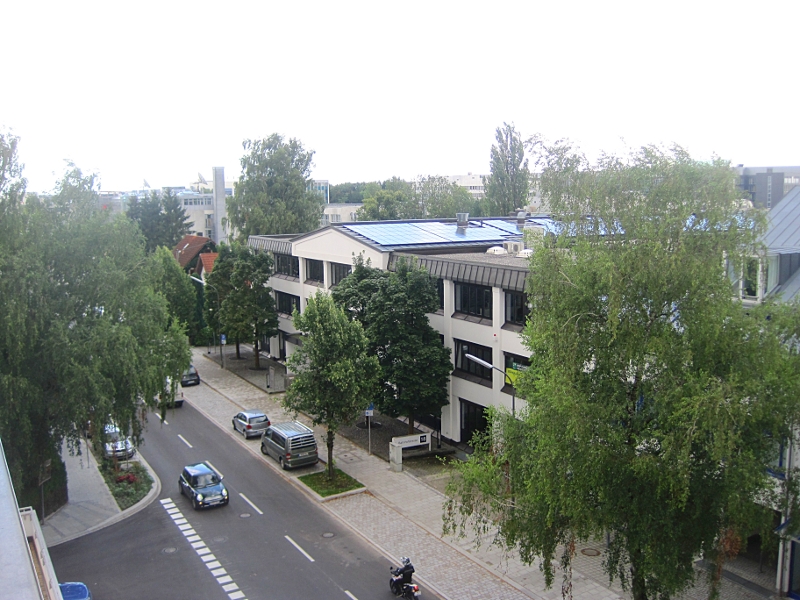 Blick vom Balkon des Comfort Hotels - direkt hinter dem Haus mit dem roten Dach liegt der Bahnhof, dahinter Prosieben/SAT1 und rechts die Allianz