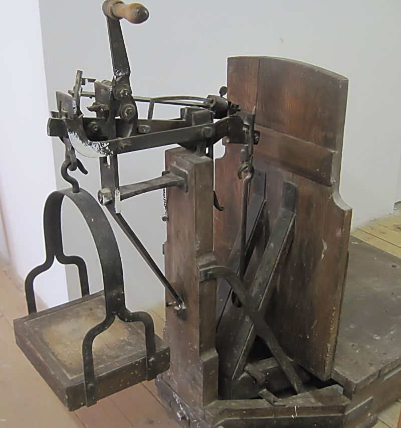 Elektrizit&auml;tswerk Diessen - M&uuml;hlen Museum: M&uuml;hlenwaage zum Wiegen mit Gewichten f&uuml;r Getreides&auml;cke um 1890