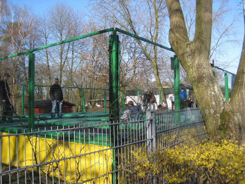 große Trampolin Anlage, dehr sicher für Groß bis ganz Klein