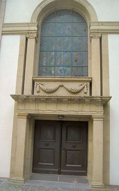 Eingang der ehemalige Franziskaner Kirche jetzt Gymnasialkirche des Petrinum Gymnasiums