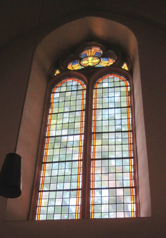 Christuskirche Wanne - in der oberen Reihe sind die alten Fenster noch vorhanden