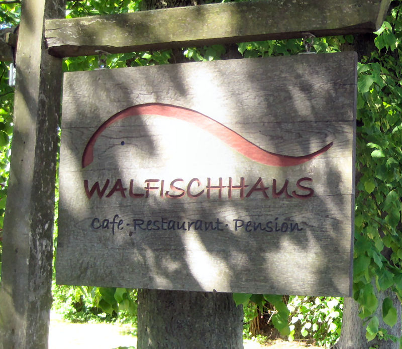 Das Walfischhaus in Born am Hafen