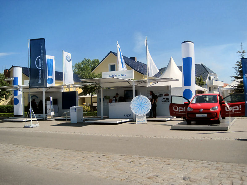 Das Autohaus mit einem Promo Stand in Zingst