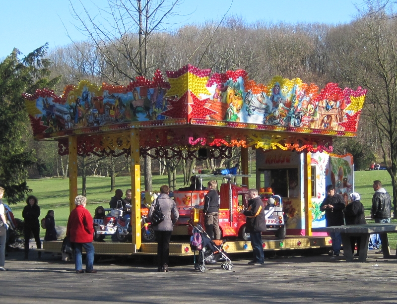 Kinder Karussell auf dem Hauptgang, wahrscheinlich schon für den Trödelmarkt