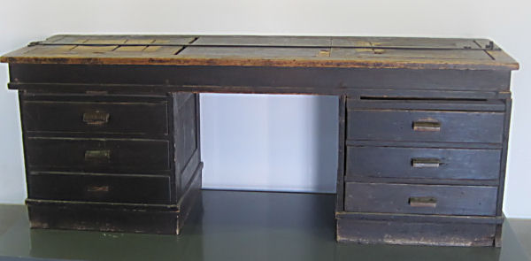 KZ-Gedenkstätte Dachau - im Museum: Schreibtisch für Häftlingskarteien, von Häftlingen in der Lagerschreinerei gefertigt