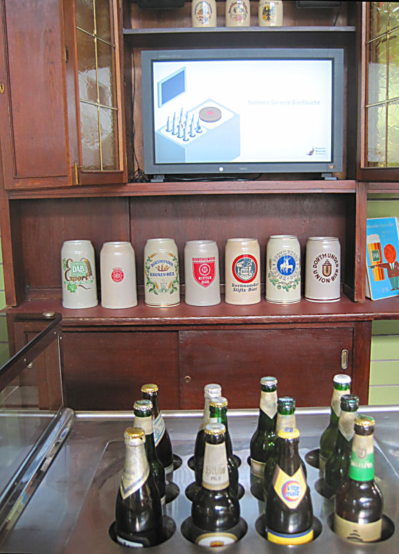 Brauerei-Museum Dortmund - zieht man eine Flasche heraus, wird der entsprechende Werbefilm gezeigt