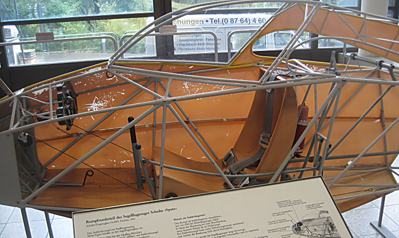 Deutsches Museum: Flugzeuge:  aufgeschnittenes Segelflugzeug