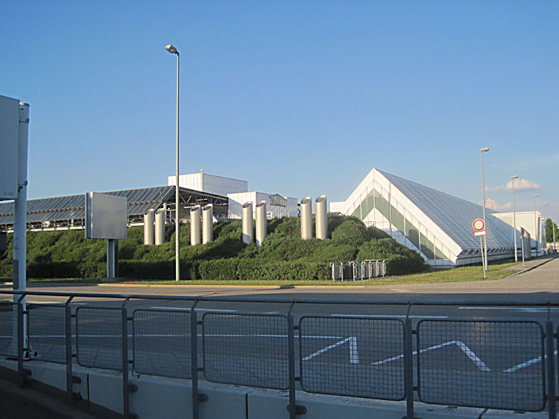 Parkhaus und interessante Gebäude gegenüber der Abflughalle Terminal1