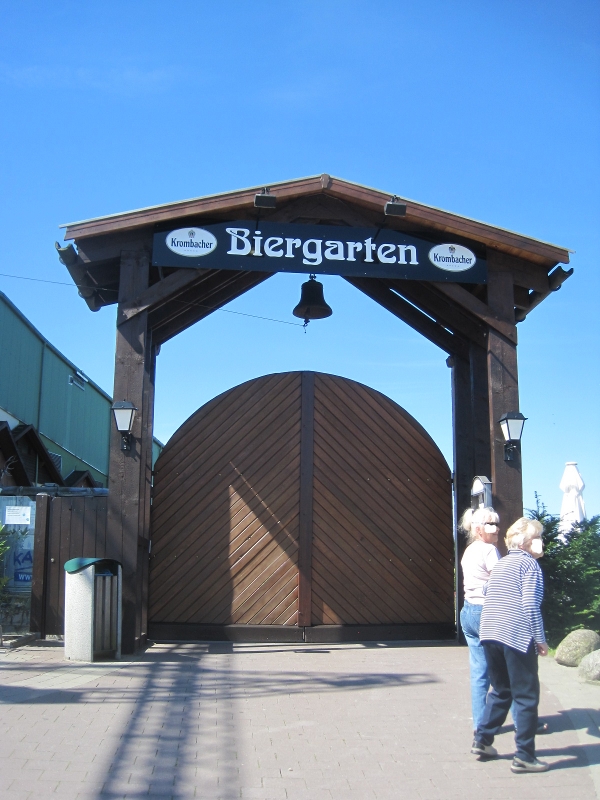 alpincenter Eingang zum Biergarten