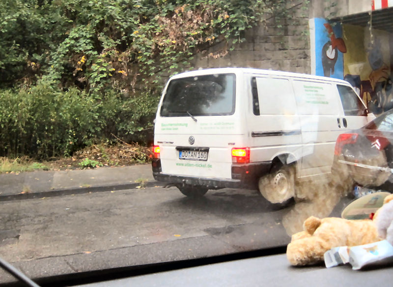 erst verstellt er die Privatstr, verzieht den Mund als ich hupe und fährt nur wenige Meter weiter, dass ich nicht rechts abbiegen kann und einen großen Bogen fahren mußte. Nein Danke, diese Firma kommt mir nicht ins Haus