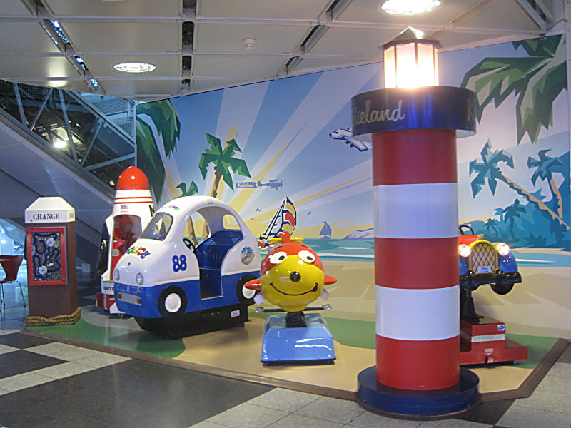 Der Flughafen hat mehrere Kinderspielecken, hier in Terminal1 an den Rollbändern