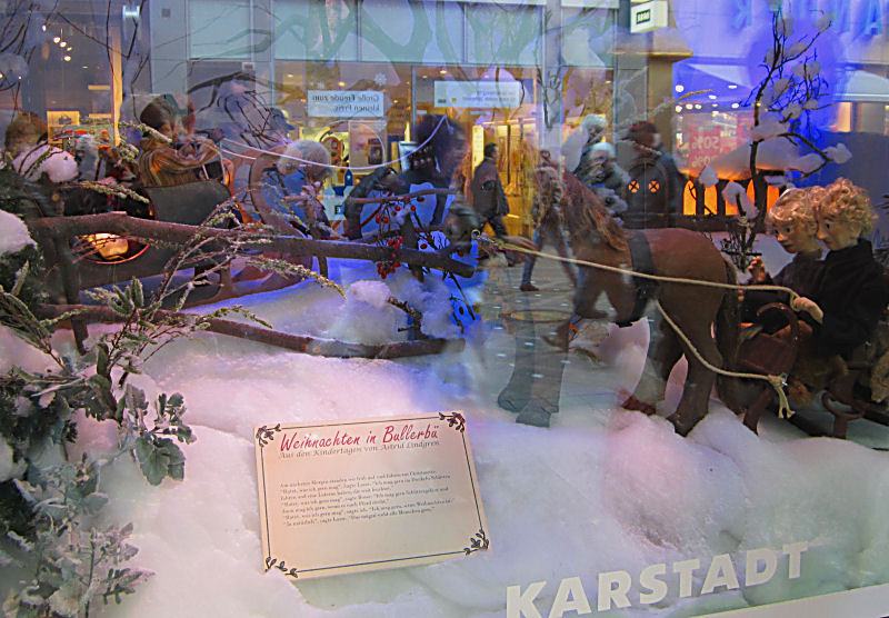 Schaufenster von Karstadt zur Weihnachtszeit: Astrid Lindgren: Weihnachten in Bullerbü