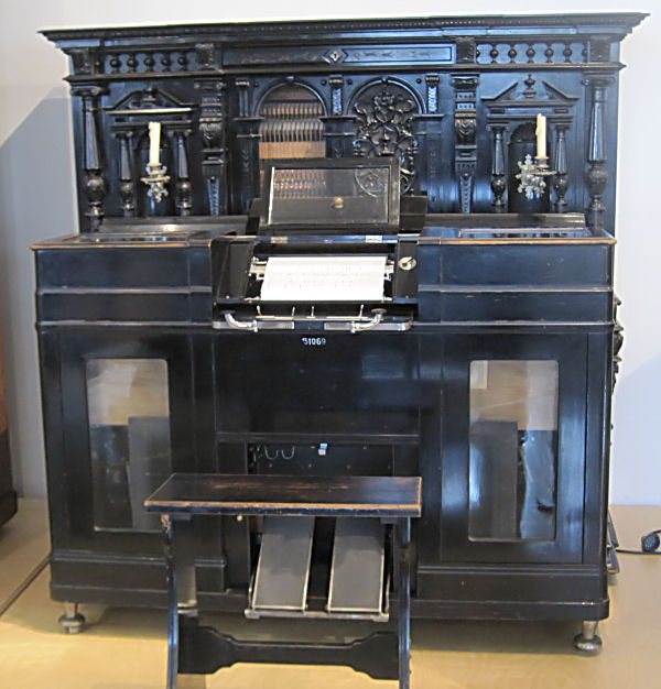 Deutsches Museum - Musikautomaten:altes Klavier