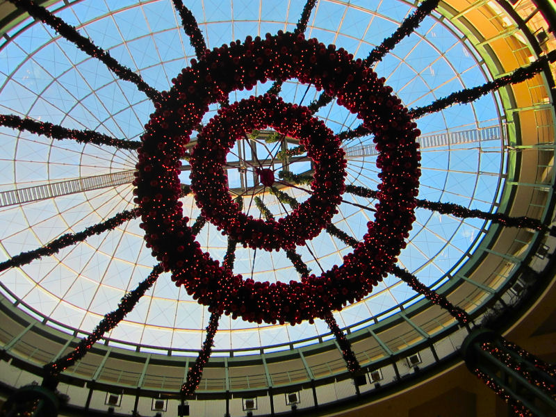 Das Centro, weihnachtlich geschmückt bis unter&apos;s Dach