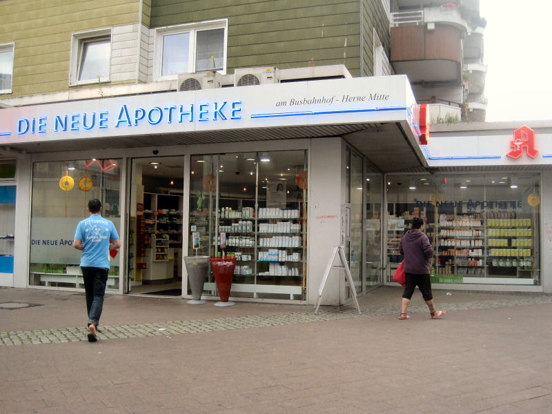 die neue Apotheke liegt auf der Bebelstr, Ecke Bahnhofstr. Ich hab mir sagen lassen, dass es dort auch Spinnrad Produkte geben soll, werde ich glatt mal antesten