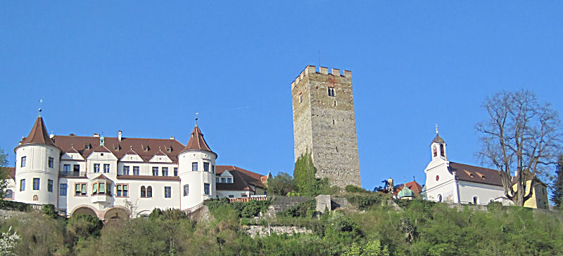 Schloss Neubeuern vom Marktplatz gesehen