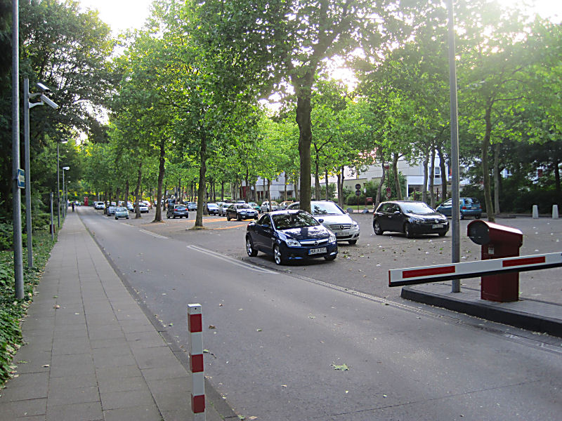 sehr großer Parkplatz, abends parkt man für 10 Cent