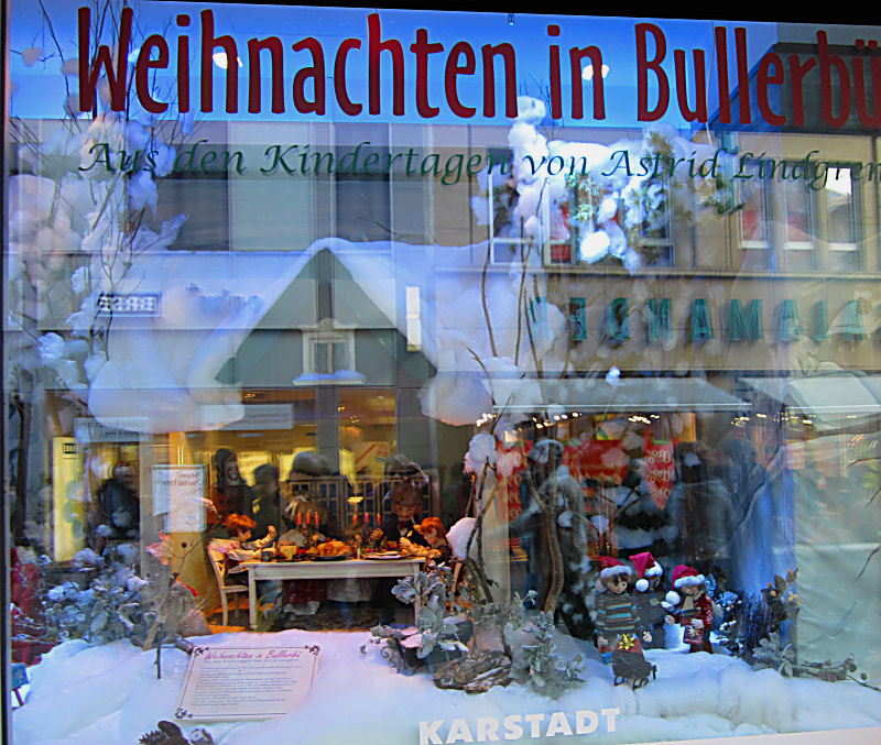 Schaufenster von Karstadt zur Weihnachtszeit: Astrid Lindgren: Weihnachten in Bullerbü