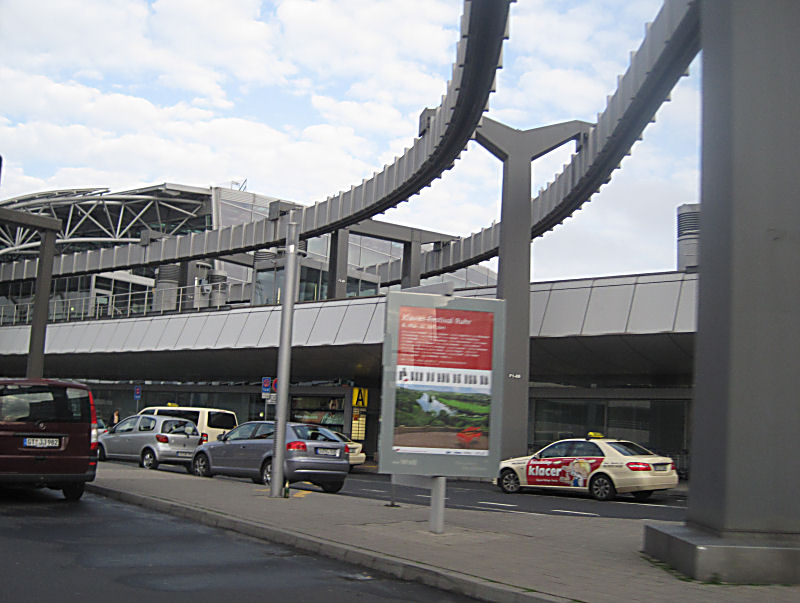 Die Magnetbahn vom Flughafen zum Flughafen Bahnhof