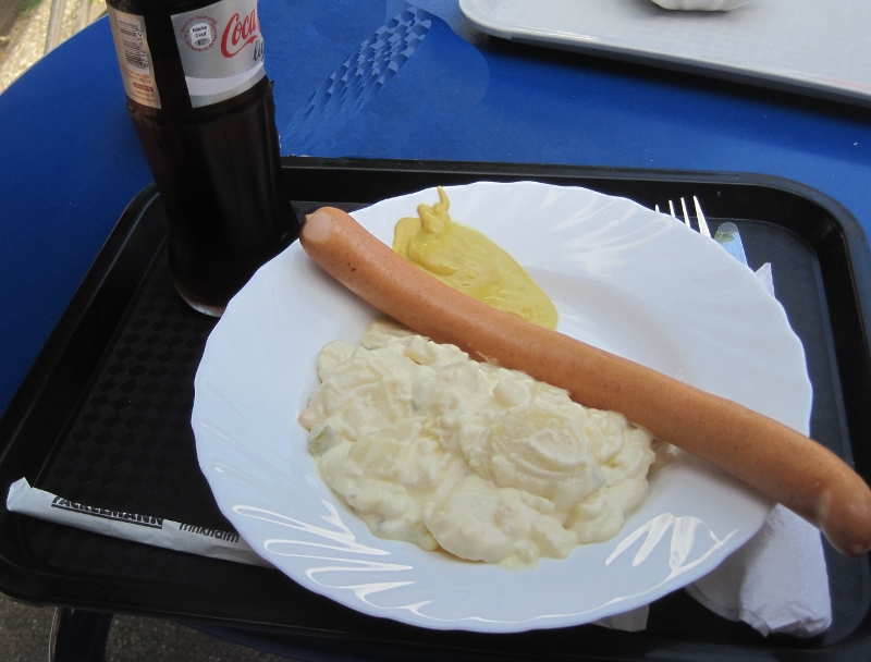 Brühwürstchen mit Kartoffelsalat und Cola für 5,50 €