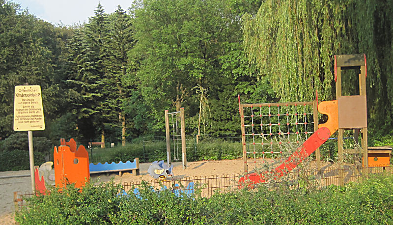 Spielplatz direkt im Hof des Schlosses