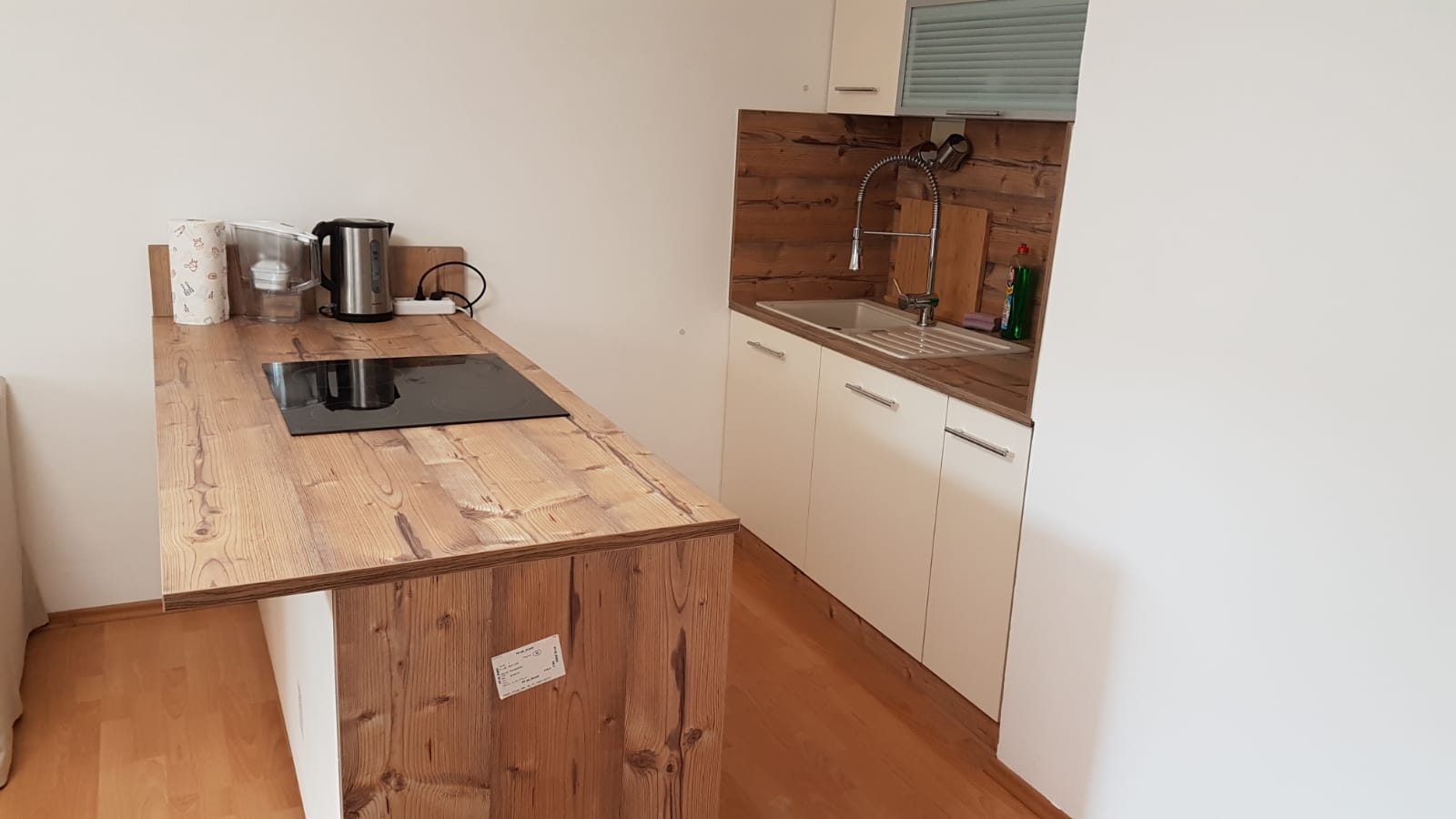 kleine Küche mit Geräte und Insel in München