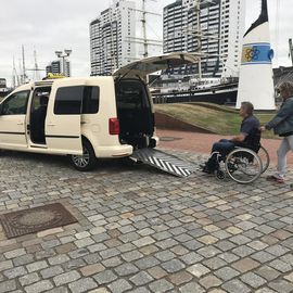 Rollstuhl gerechtes Fahrzeug 