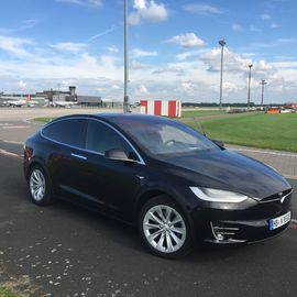 Tesla Mietwagen Flughafen Shuttle 