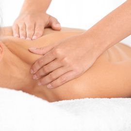SOKAI Schulter- und Rücken-Massage. Foto: Adobe Photostock.