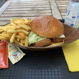 Falafelburger mit Pommes und Wasser. 7,50€ (05-2022)