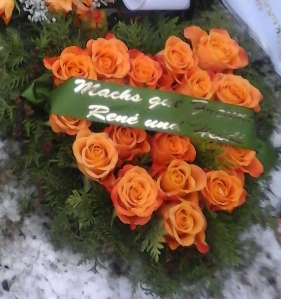 Gesteck zur Trauerfeier des besten Freundes aus Kindertagen. Man kann hier leider nicht sehen, wie beschädigt jede Rose war.
