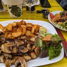 Rumpstek mit Champignons, Kartoffelspalten und Salat