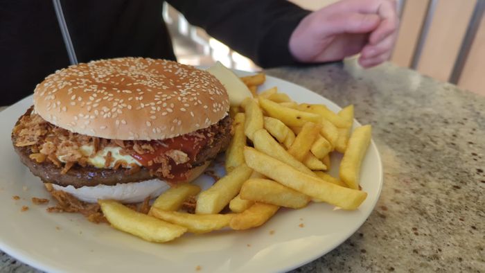 Burger mit Fritten im Heidegrill