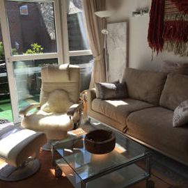 Sessel und Sofa im Wohnbereich laden zum relaxen ein