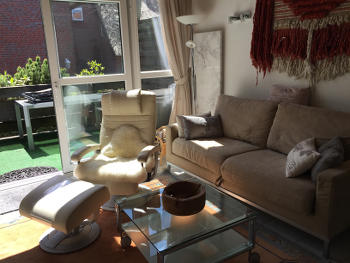 Sessel und Sofa im Wohnbereich laden zum relaxen ein