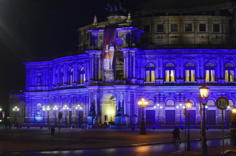 Besondere Bestrahlung der Semperoper zu den Radeberger Filmnächten