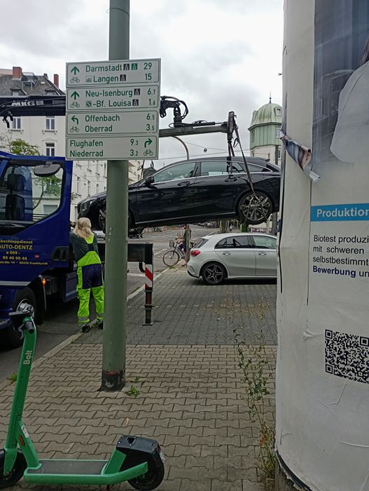 Halteverbotszone zugeparkt abgeschleppt in Frankfurt