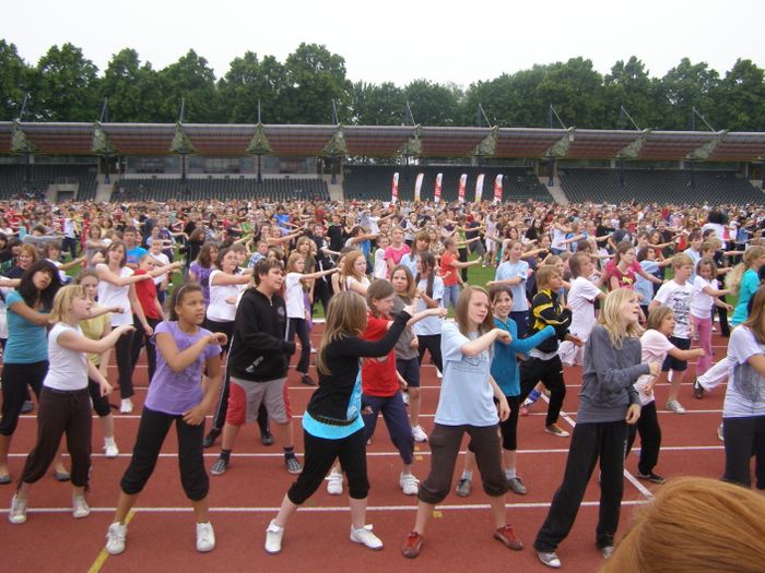 Hip-Hop Weltrekordversuch im Jahnstdion bei Mission Olympic Juni 2009