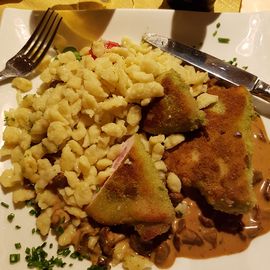 Schweinerücken "Hubertus" in Kräutern gebacken mit Räucherschinken-Bergkäse Füllung auf Pfifferlingsauce und mit Knöpfle
