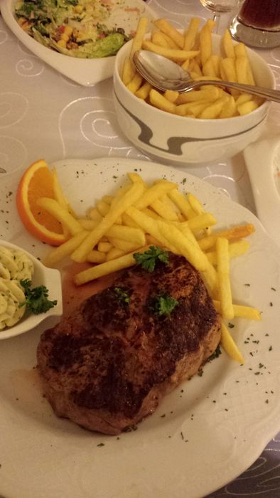 Rumpsteak mit einem gefühlten Eimer Pommes, davor gab es noch einen riesigen Salat, 17,50 Euro