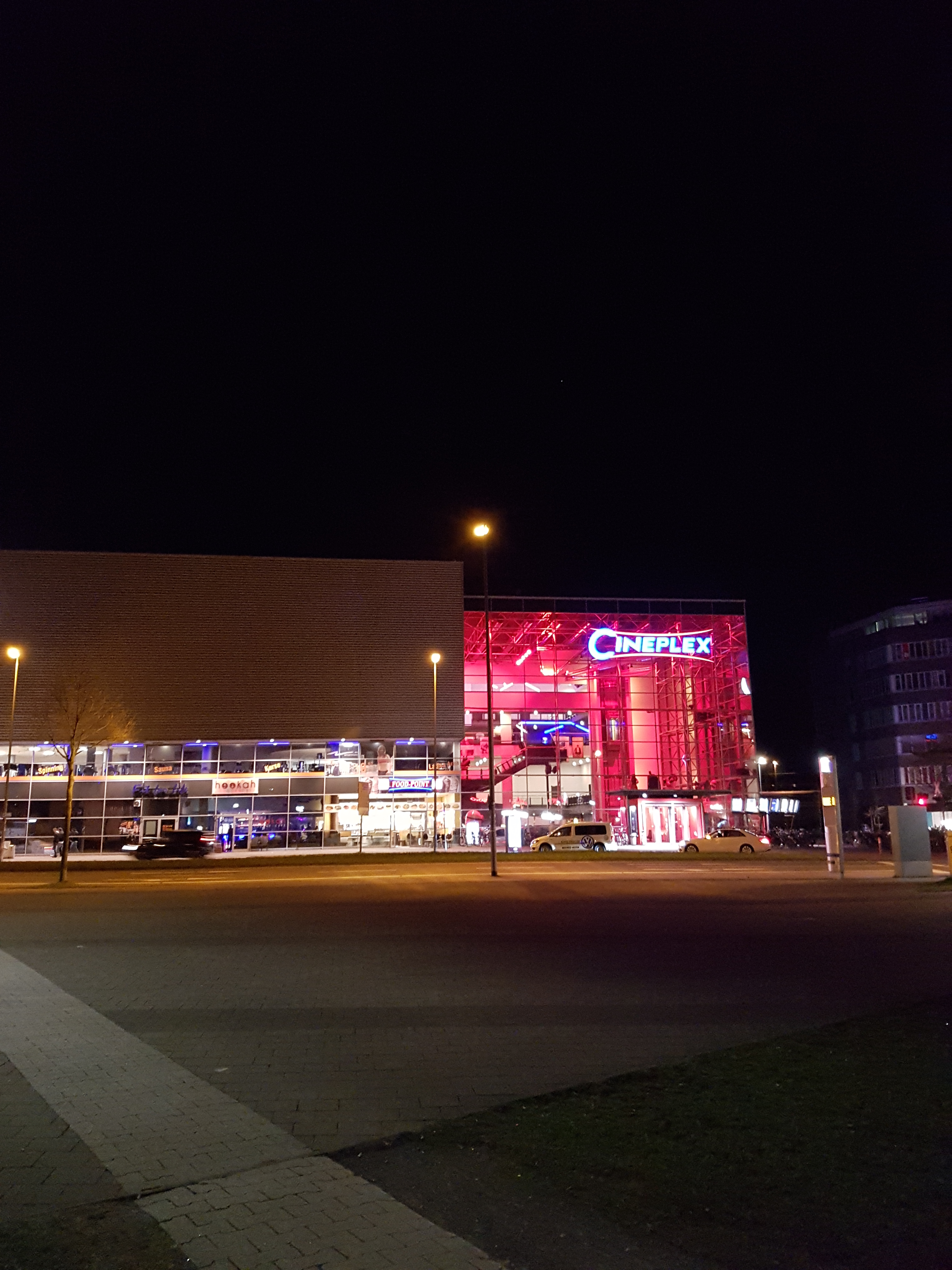 Cineplex bei Nacht